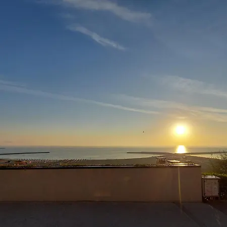 On The Wave アパート